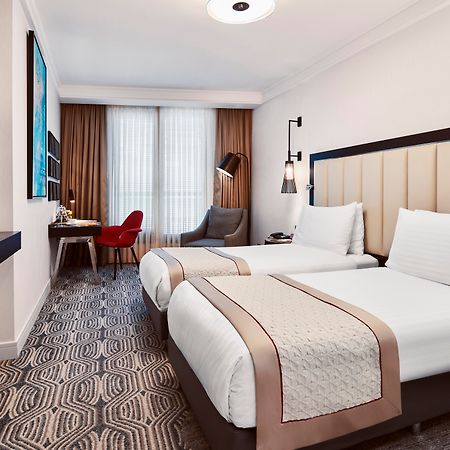 Moevenpick Istanbul Hotel Golden Horn Exterior foto A room at the hotel