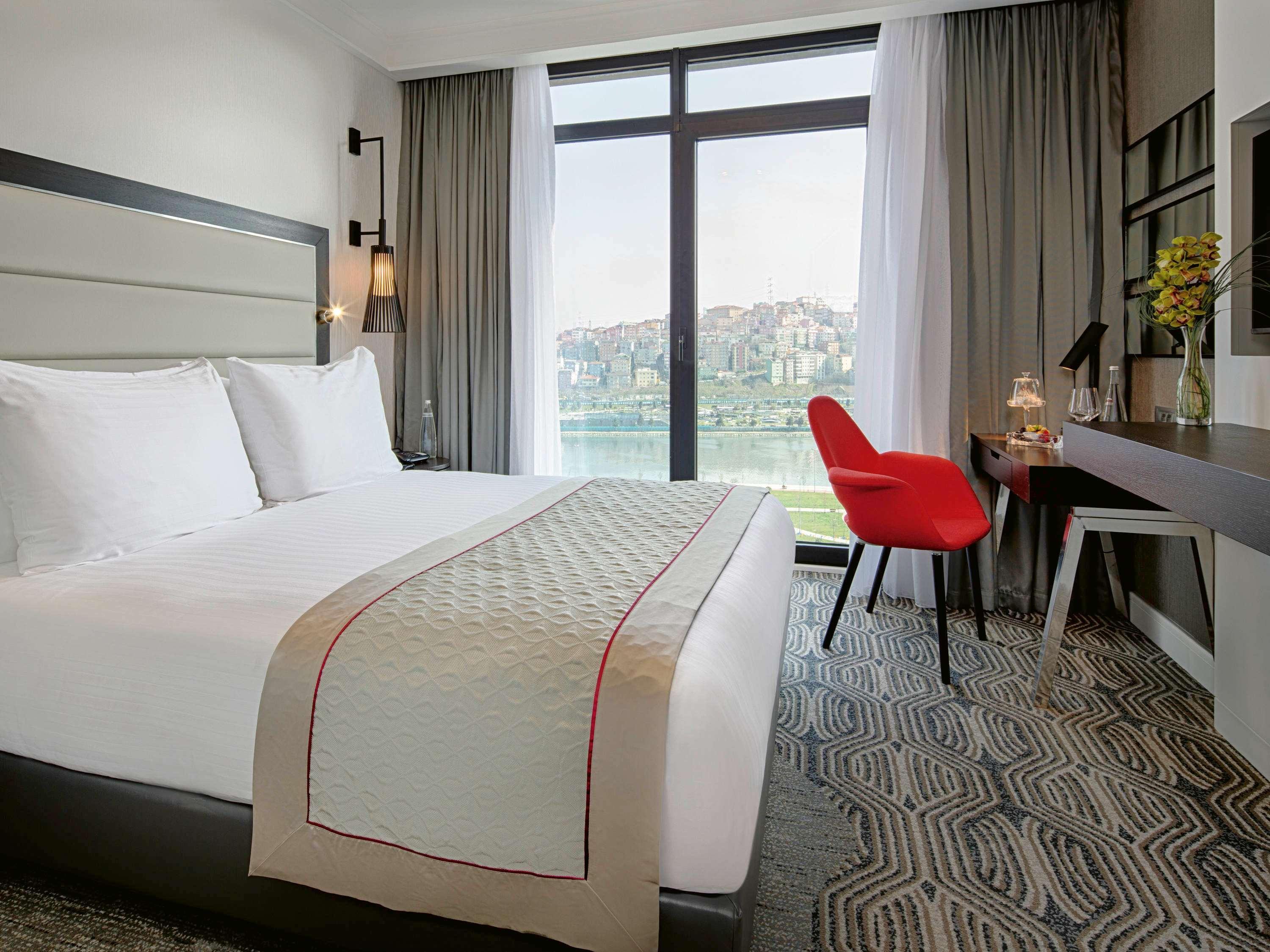 Moevenpick Istanbul Hotel Golden Horn Exterior foto A room at the hotel