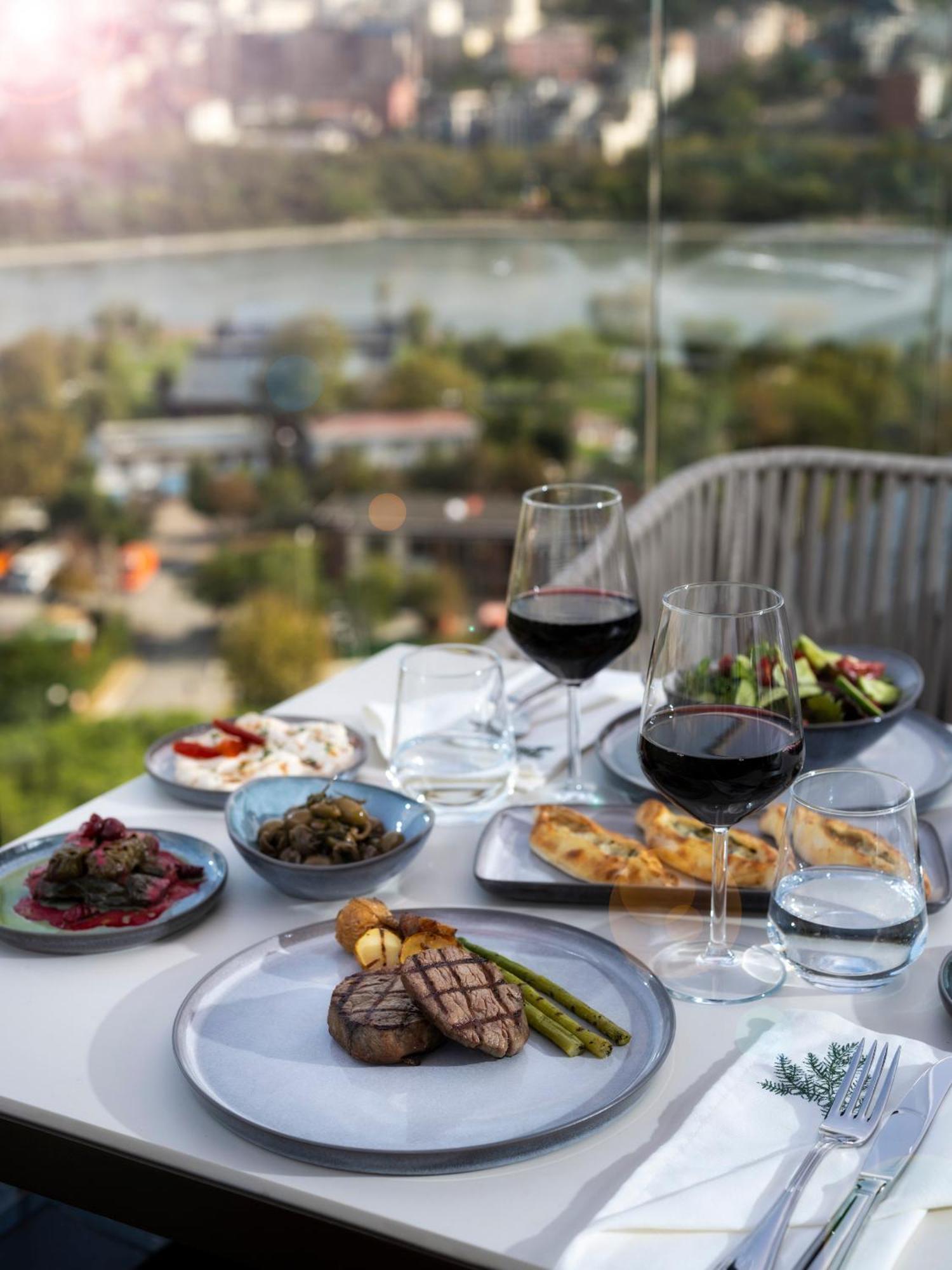 Moevenpick Istanbul Hotel Golden Horn Exterior foto A selection of meze