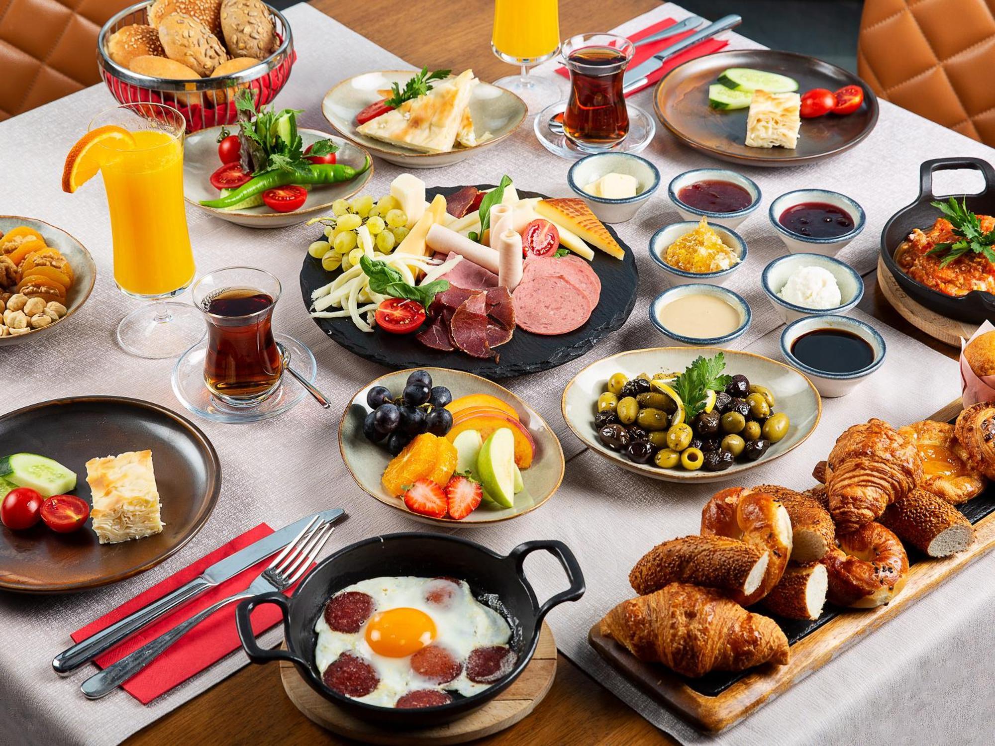 Moevenpick Istanbul Hotel Golden Horn Exterior foto Turkish breakfast