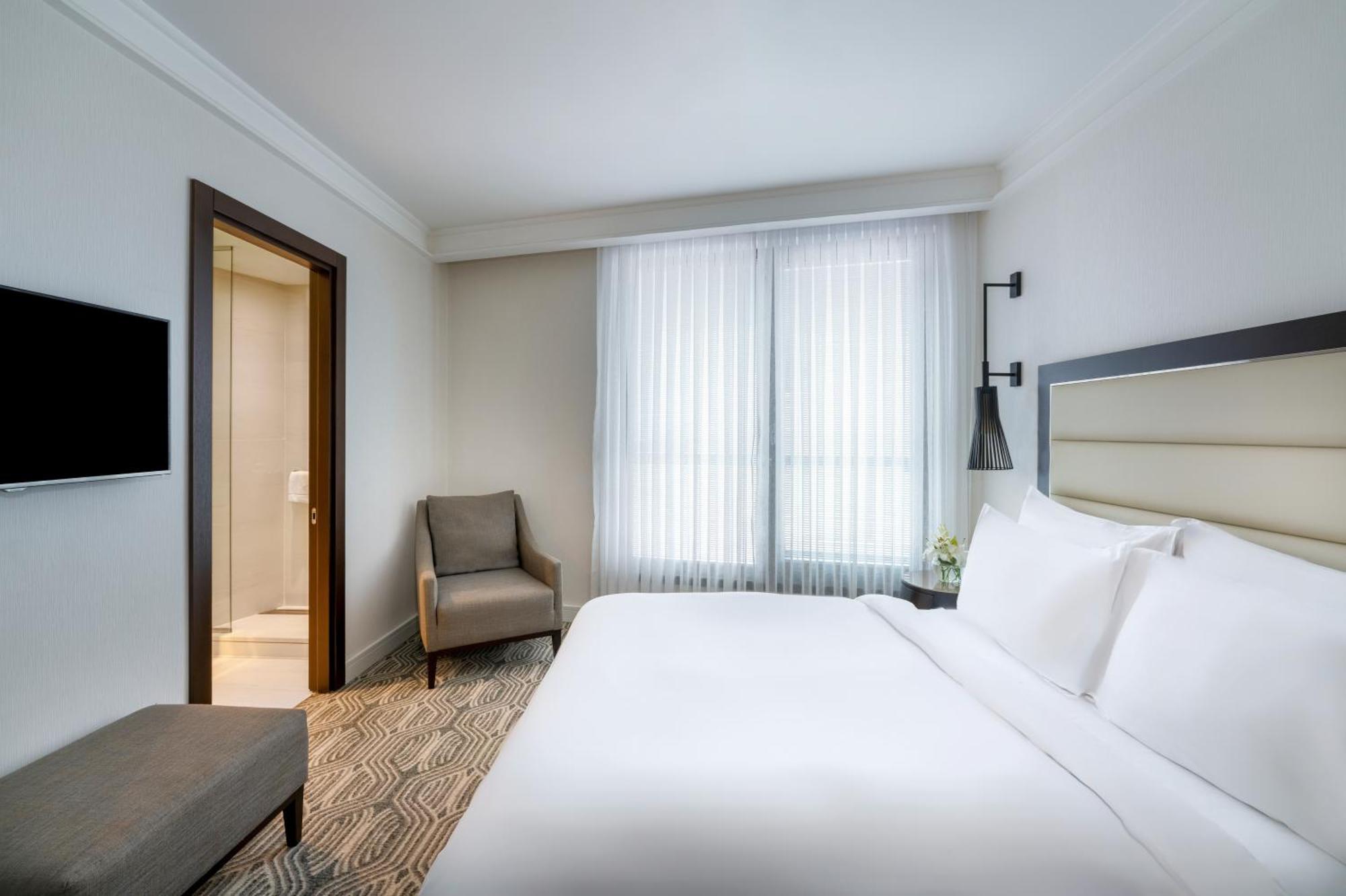 Moevenpick Istanbul Hotel Golden Horn Exterior foto A guest room at the hotel