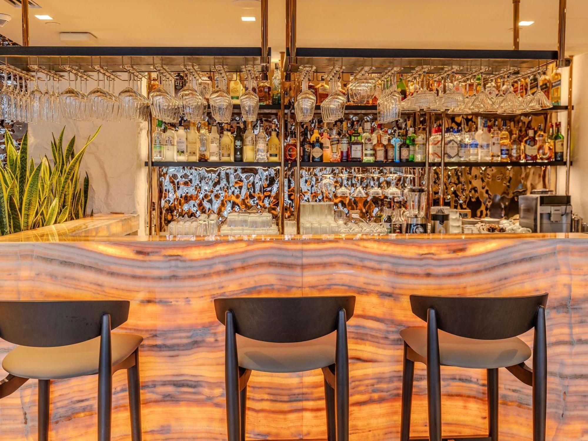 Moevenpick Istanbul Hotel Golden Horn Exterior foto The bar at the restaurant